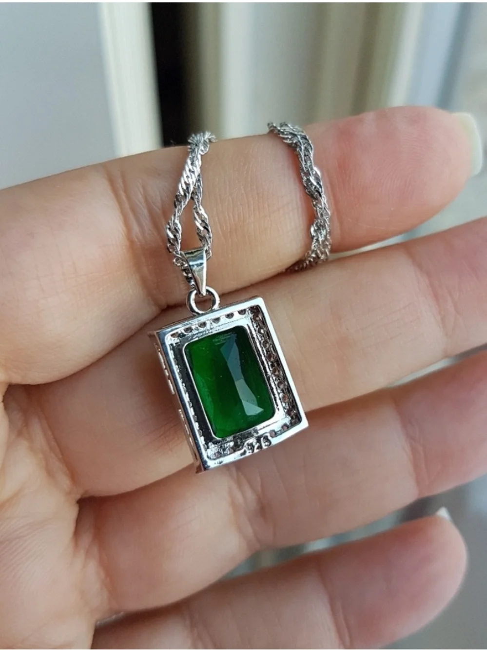 Swarovski Elements 925 Sterling Silver Emerald Green Pendant Halo Necklace NEW